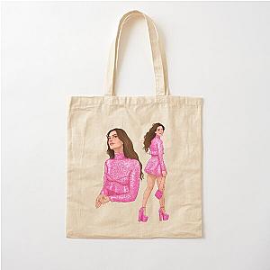 Anne Hathaway in Pink Tote Bag