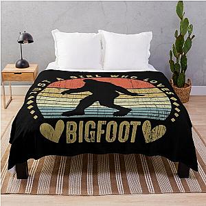 Just a Girl Who Loves Bigfoot Vintage Distressed Gift for Bigfoot Lover Throw Blanket