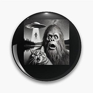 Funny Bigfoot Alien Cat Selfie Pin