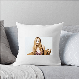 She Doesn’t Shout – She Shines Dakota Fanning Pillows Cover
