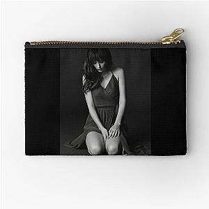  Dakota Johnson Zipper Pouch