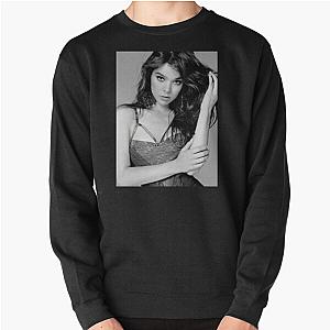 Hailee Steinfeld - Black and White Pullover Sweatshirt
