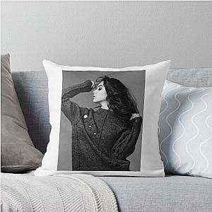 Hailee Steinfeld Throw Pillow