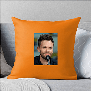 TV’s Smartass King Joel Mchale Pillows Cover