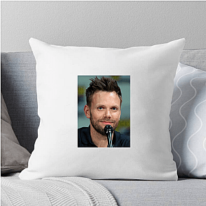TV’s Smartass King Joel Mchale Pillows Cover