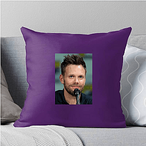 TV’s Smartass King Joel Mchale Pillows Cover