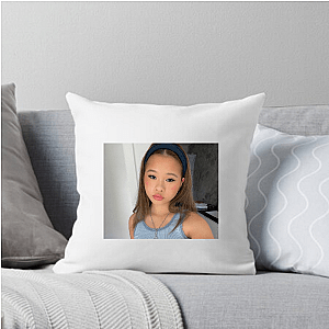 Level-Headed Queen – Katie Fang Katie Fang Pillows Cover
