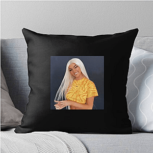 Beauty Trendsetter Kristen Hancher Pillows Cover