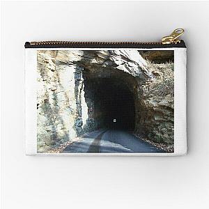 Nada Tunnel Zipper Pouch