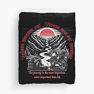 Vivre est neccessaire, mais le voyage est plus important que la vie Duvet Cover