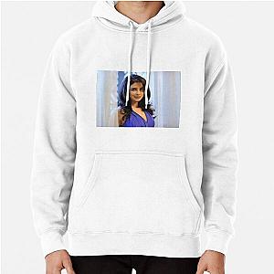berjalan mulus Priyanka Chopra violet sweater
