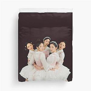 Red Velvet “Feel My Rhythm”- calmato  Duvet Cover