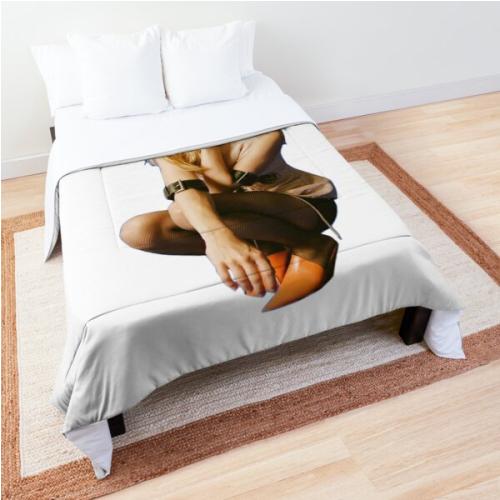 suki waterhouse     Comforter