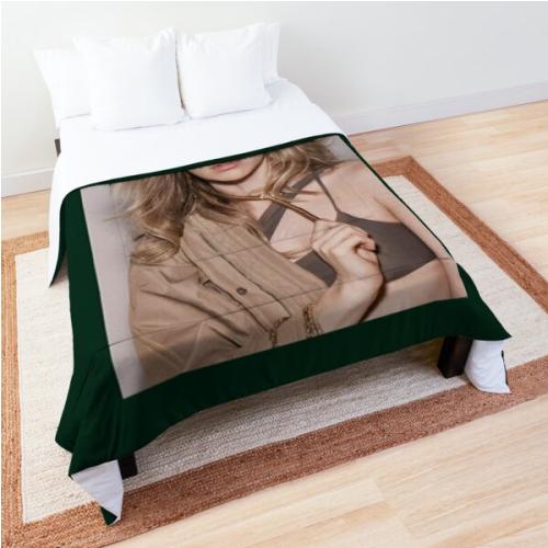 suki waterhouse               Comforter