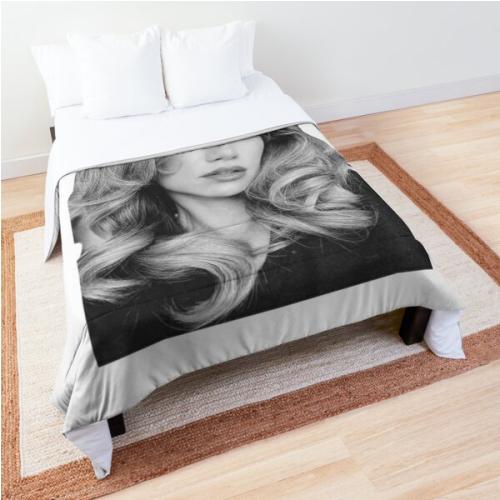 suki waterhouse       Comforter