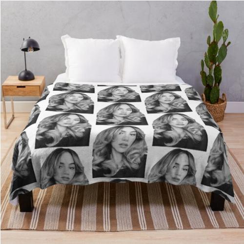 suki waterhouse       Throw Blanket