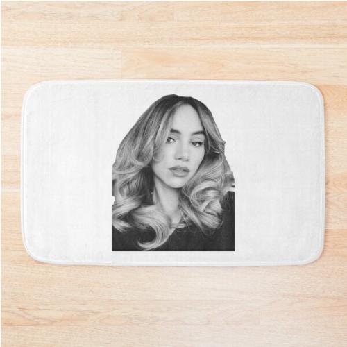 suki waterhouse       Bath Mat