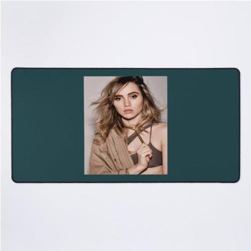 suki waterhouse              Desk Mat