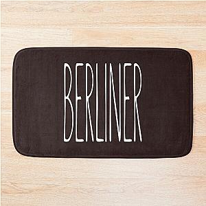 BERLINER, Hohe Texttypografie, ästhetisches minimalistisches Design, The Chainsmokers inspiriert, Mu Bath Mat